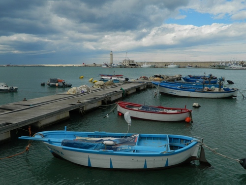 Immagine con barche, mare, nuvole, porto, faro, cielo, molo, acqua, pontile