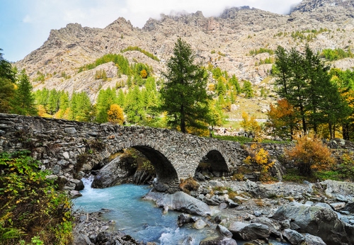 Immagine con fiume, ponte, alberi, acqua, archi, montagne, montagna, verde