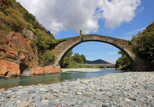 Immagine con ponte, nuvole, sassi, fiume, cielo, acqua, arco, alberi, pietre, montagne, arcata, verde, torrente, rocce, diavolo, azzurro