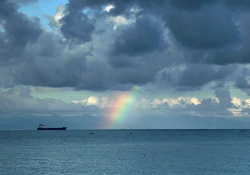 Immagine con arcobaleno, mare, nuvole, cielo, nave, barca, acqua