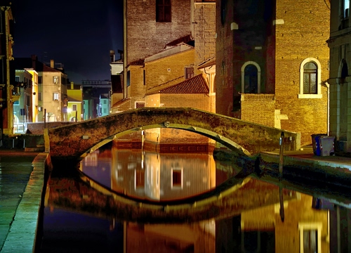Immagine con ponte, riflesso, canale, acqua, notturno, notte, colori, palazzi, case