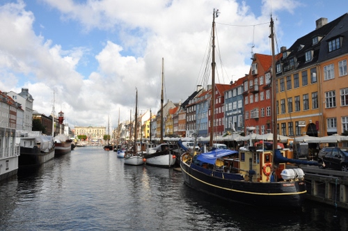 Immagine con barche, canale, porto, nuvole, cielo, case, palazzi, acqua, colori, finestre