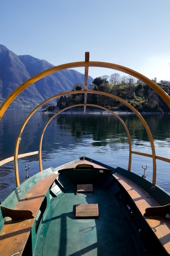 Immagine con lago, barca, montagna, acqua, alberi, riva, archi, monti, prua