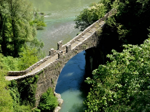 Immagine con ponte, acqua, fiume, alberi, verde, romano, pietra