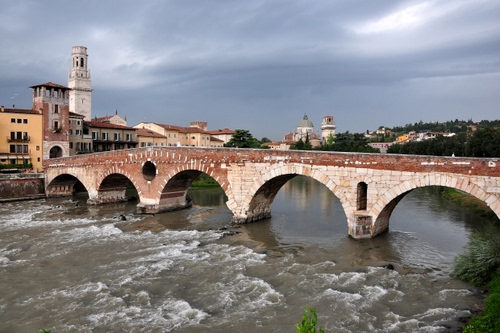 Immagine con ponte, fiume, case, acqua, nuvole, cielo, finestre, alberi, campanile, arcate, onde, torre, archi, corrente, campanili, verde, chiesa, torri, palazzi