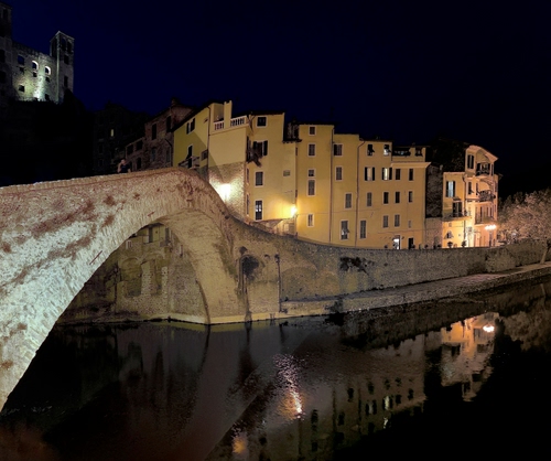 Immagine con ponte, case, notte, fiume, acqua, arco, riflessi, luci, notturno