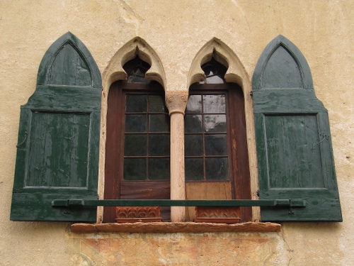 Immagine con bifora, verde, finestra, vetri, colonna, finestre, vetro, marrone, legno, ante, muro, imposte, due, davanzale, persiane, asta, archi, scuri