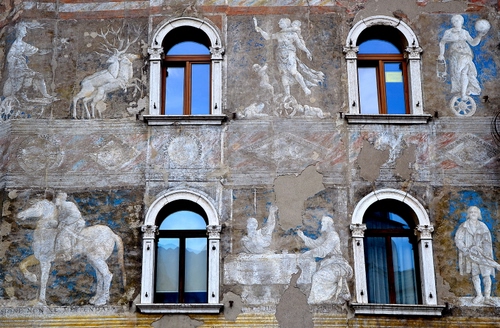 Immagine con finestre, affreschi, quattro, vetri, cavallo, facciata, palazzo, muro, archi, vetro