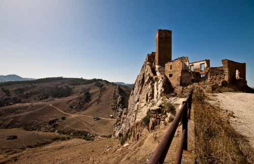 Immagine con torre, ruderi, colline, strada, rudere, cielo, panorama, montagna, rocca, ringhiera, rovine