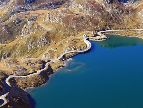 Immagine con strada, curve, lago, acqua, mare, paesaggio, montagne, blu, costa, riflesso