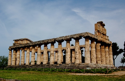 Immagine con colonne, tempio, ruderi, erba, staccionata, cielo, prato, nuvole, antichità