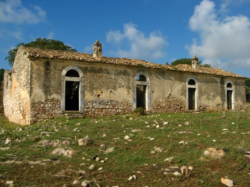 Immagine con porte, archi, rudere, pietre, ruderi, comignoli, prato, finestre, abbandono, casa, erba, sassi, nuvole, cielo