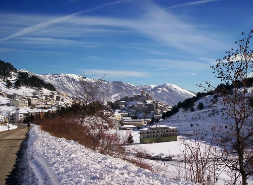 Immagine con neve, strada, montagna, inverno, montagne, case, paese, alberi, bianco, panorama