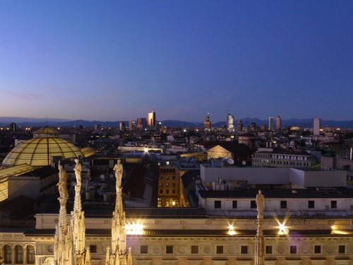 Immagine con panorama, statue, luci, guglie, cielo, città, palazzi, milano, notturno, tetti, sera, cupola, crepuscolo