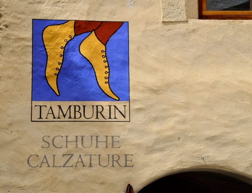 Immagine con scarpe, muro, insegna, blu, murale, murales, scritte, piedi, calzature