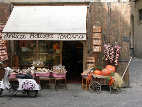 Immagine con vespa, bottega, tenda, zucche, aglio, sedie, negozio, vetrina