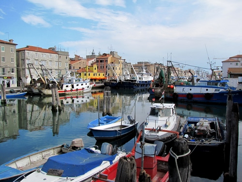 Immagine con barche, porto, case, acqua, mare, canale, pescherecci, cielo, riflessi