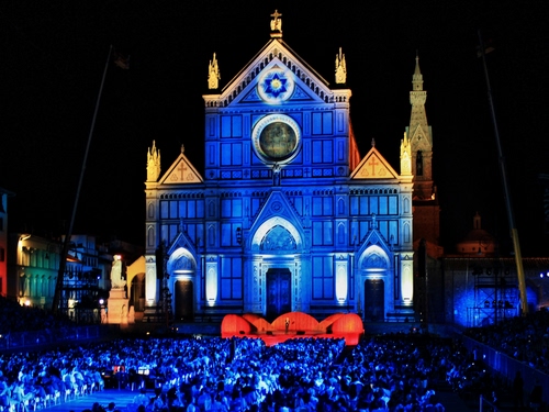 Immagine con chiesa, blu, notturno, persone, illuminazione, rosone, notte, facciata, spettacolo, piazza, spettatori