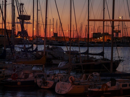 Immagine con barche, tramonto, porto, mare, alberi, rosso