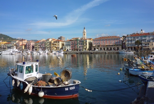 Immagine con mare, barche, porto, gabbiano, barca, campanile, riflesso, peschereccio, case