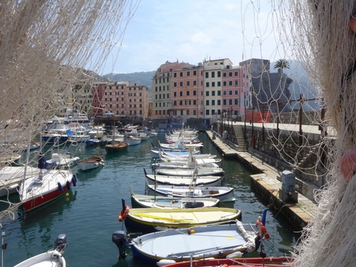 Immagine con barche, porto, acqua, mare, reti, rete, palazzi, porticciolo, case