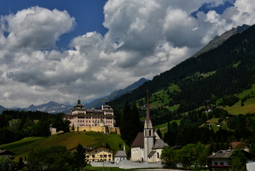 Immagine con chiesa, nuvole, castello, montagna, campanile, montagne, verde, panorama, paesaggio, boschi, alberi