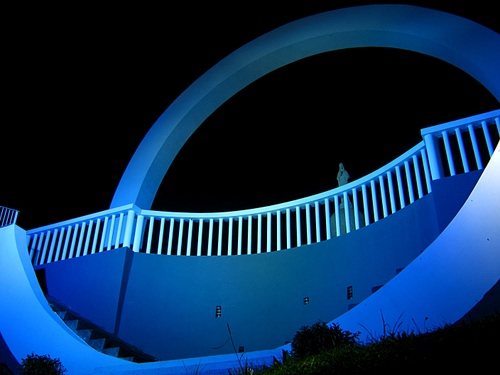 Immagine con arco, notte, blu, madonna, ringhiera, balaustra, scala, azzurro, scale, nero, terrazza, statua, notturno