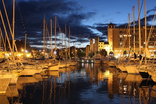 Immagine con barche, porto, notturno, alberi, mare, cielo, riflessi, luci, riflesso, notte, blu