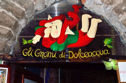 Immagine con insegna, rosso, verde, gnomi, gnomo, scritta, negozio