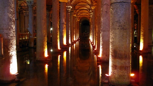 Immagine con colonne, luci, prospettiva, riflesso, acqua, archi, portico, riflessi, chiesa, buio