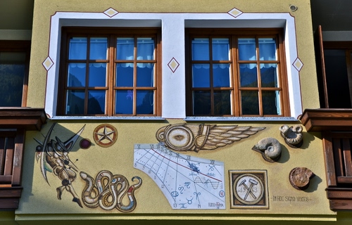 Immagine con meridiana, finestre, serpente, due, tende, murales, ala, vetri