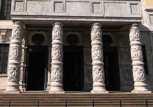 Immagine con colonne, porte, quattro, scale, gradini, balcone, scalinata, tempio, entrata