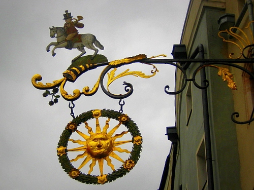 Immagine con sole, oro, cavallo, insegna, cerchio, cavaliere