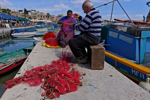 Immagine con barche, pescatori, reti, rosso, mare, rete, pesca, uomini, porto, molo
