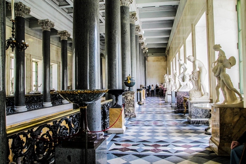 Immagine con colonne, statue, pavimento, museo, persone, ringhiera, finestre, portico, vasi