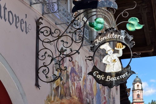 Immagine con insegna, ferro, foglie, cuoco, campanile, caffè, pasticceria, battuto, cielo, murales