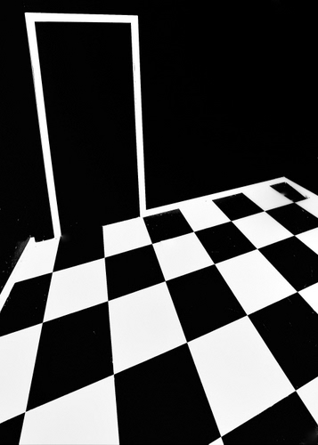 Immagine con porta, bianconero, nero, bianco, geometrie, scacchi, pavimento, rettangoli, quadrati, astratto, linee