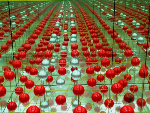 Immagine con rosso, palle, sfere, file, bianco, argento, giallo, prospettiva, specchi, tanti, riflesso, fili, vetri, linee, riflessi