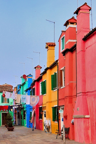 Immagine con colori, comignoli, panni, case, finestre, giallo, rosso, cielo, burano