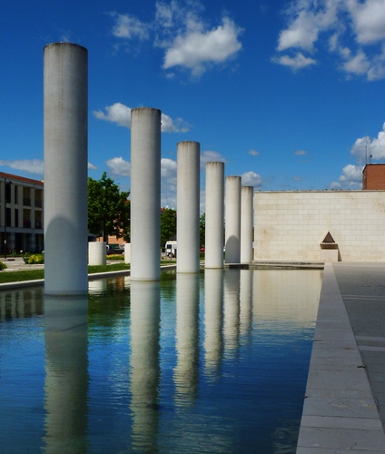 Immagine con colonne, acqua, cielo, nuvole, fontana, riflesso, vasca, azzurro, riflessi