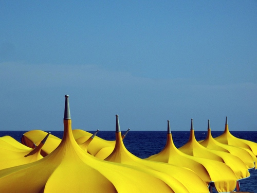 Immagine con mare, giallo, ombrelloni, cielo, punte, spiaggia, blu
