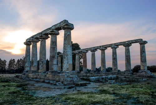 Immagine con colonne, ruderi, tempio, rovine, tramonto, nuvole, capitelli, archeologia, cielo, antichità