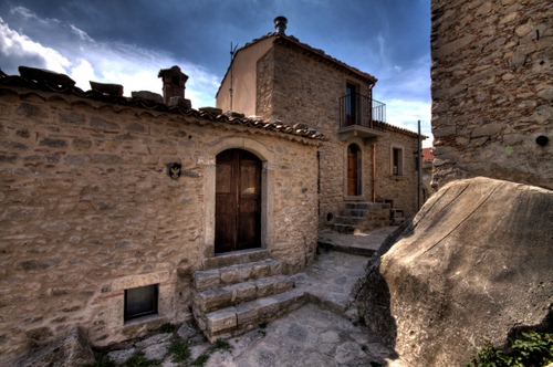 Immagine con porta, scale, pietre, comignoli, porte, borgo, paese, cielo, strada, gradini, pietra