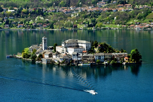 Immagine con isola, lago, barca, campanile, case, acqua, paesaggio, alberi