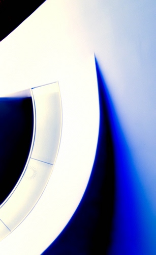 Immagine con blu, bianco, astratto, curva, nero, curve, linee, dettaglio, luce