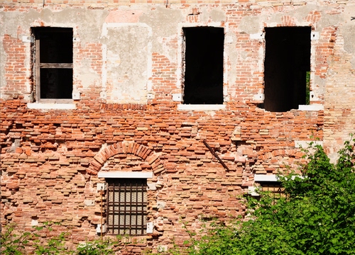 Immagine con finestre, mattoni, grata, muro, inferriata, rudere, arco, abbandono, ruderi