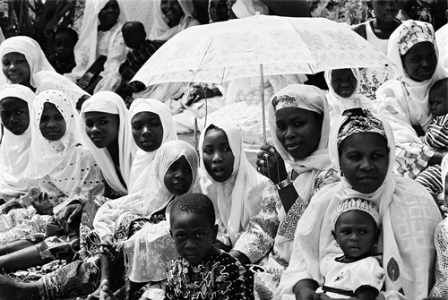 Immagine con ombrello, bambini, donne, bianco, bianconero, veli, neri, africa, persone