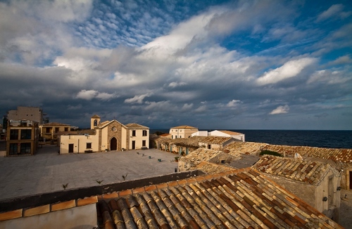 Immagine con nuvole, tetti, piazza, mare, chiesa, cielo, tegole, panorama, case