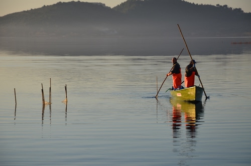 Immagine con barca, acqua, due, lago, pescatori, riflesso, remi, pesca, mare, canne, uomini, montagne, arancione, rosso