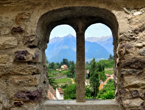 Immagine con finestra, alberi, verde, pietra, panorama, colonna, bifora, montagne, sassi, archi, paesaggio, due, case, muro